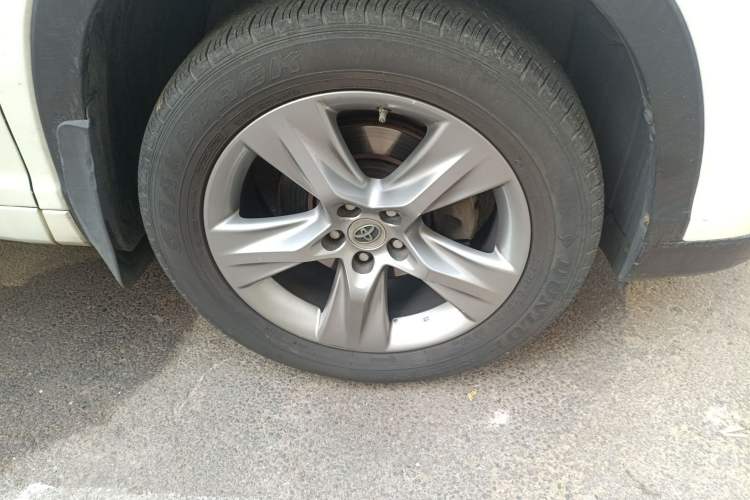 Used Toyota Highlander 2015 2.0T Four-Wheel Drive Luxury Edition 7-Seater Right Front Wheel Hub