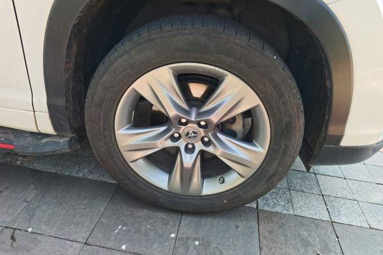 Used Toyota Highlander 2015 2.0T Four-Wheel Drive Luxury Edition 7-Seater Right Front Wheel Hub