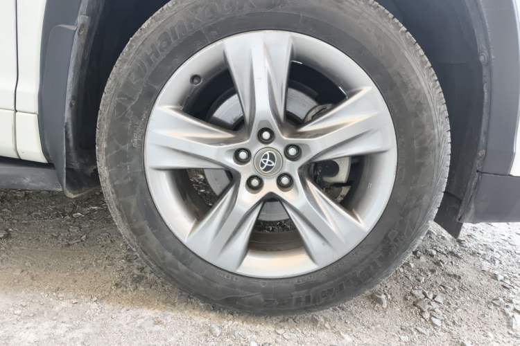 Used Toyota Highlander 2015 2.0T Four-Wheel Drive Luxury Edition 7-Seater Right Front Wheel Hub
