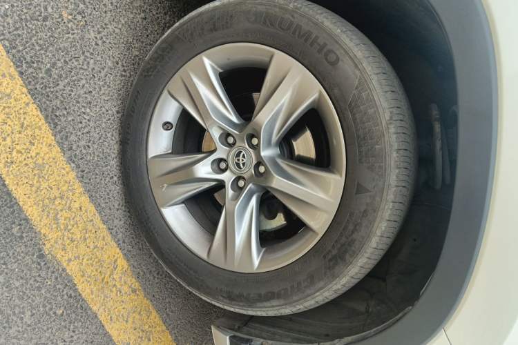 Used Toyota Highlander 2015 2.0T Four-Wheel Drive Luxury Edition 7-Seater Right Front Wheel Hub