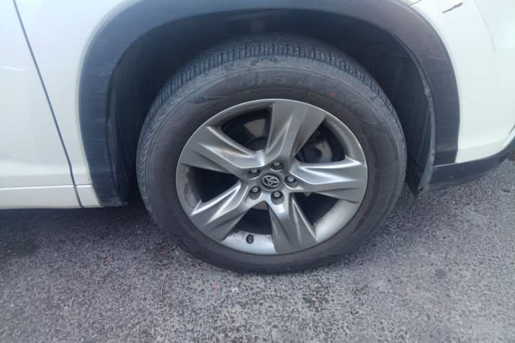 Used Toyota Highlander 2015 2.0T Four-Wheel Drive Luxury Edition 7-Seater Right Front Wheel Hub