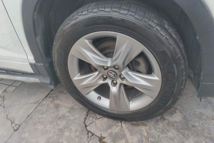 Used Toyota Highlander 2015 2.0T Four-Wheel Drive Luxury Edition 7-Seater Right Front Wheel Hub