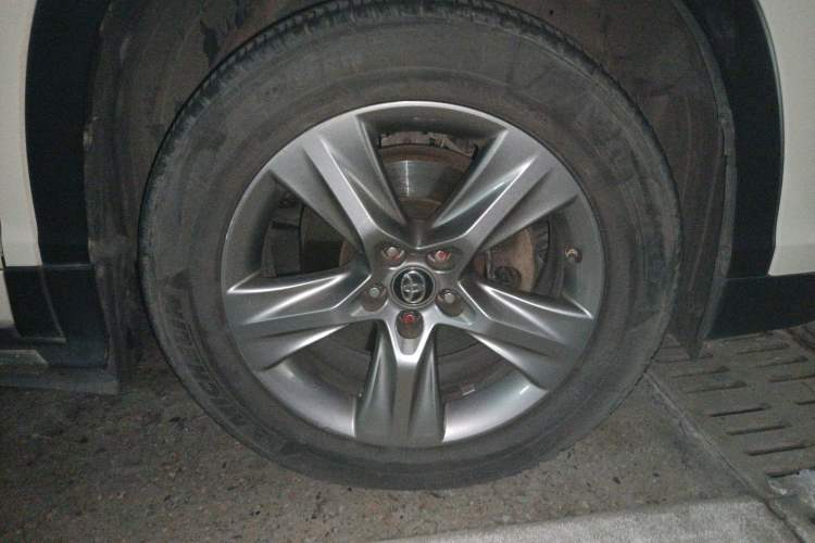 Used Toyota Highlander 2015 2.0T Four-Wheel Drive Ultimate Edition 7-Seater Right Front Wheel Hub