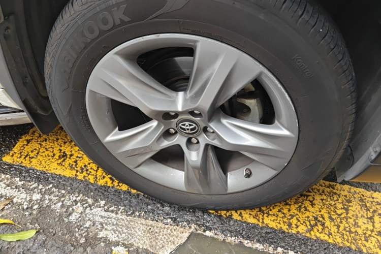 Used Toyota Highlander 2015 2.0T Four-Wheel Drive Ultimate Edition 7-Seater Right Front Wheel Hub