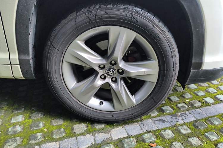 Used Toyota Highlander 2015 2.0T Two-Wheel Drive Luxury Edition 7 Seats Right Front Wheel Hub