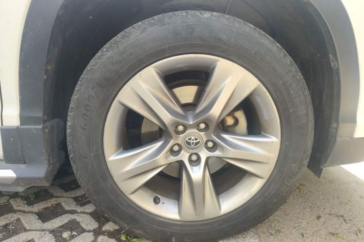 Used Toyota Highlander 2015 2.0T Four-Wheel Drive Luxury Edition 7-Seater Right Front Wheel Hub