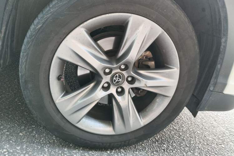 Used Toyota Highlander 2015 2.0T Four-Wheel Drive Luxury Edition 7-Seater Right Front Wheel Hub