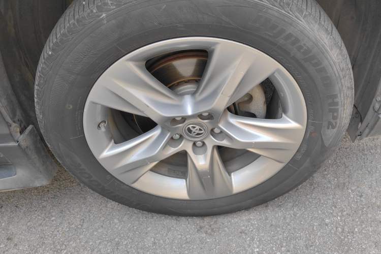 Used Toyota Highlander 2015 2.0T Four-Wheel Drive Luxury Edition 7-Seater Right Front Wheel Hub