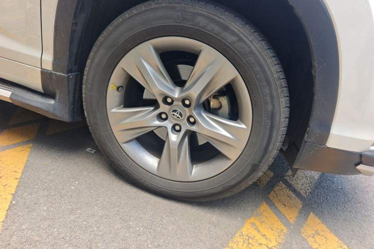 Used Toyota Highlander 2015 2.0T Four-Wheel Drive Ultimate Edition 7-Seater Right Front Wheel Hub