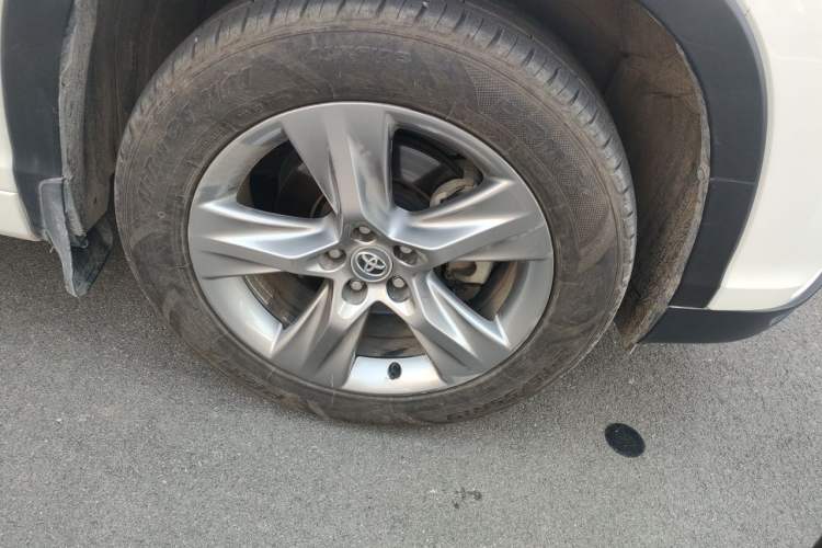 Used Toyota Highlander 2015 2.0T Four-Wheel Drive Luxury Edition 7-Seater Right Front Wheel Hub