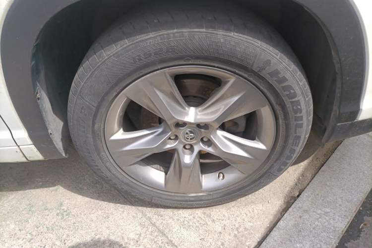 Used Toyota Highlander 2015 2.0T Four-Wheel Drive Luxury Edition 7-Seater Right Front Wheel Hub