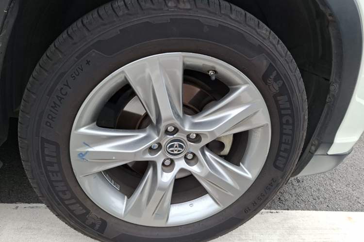 Used Toyota Highlander 2015 2.0T Two-Wheel Drive Luxury Edition 7 Seats Right Front Wheel Hub
