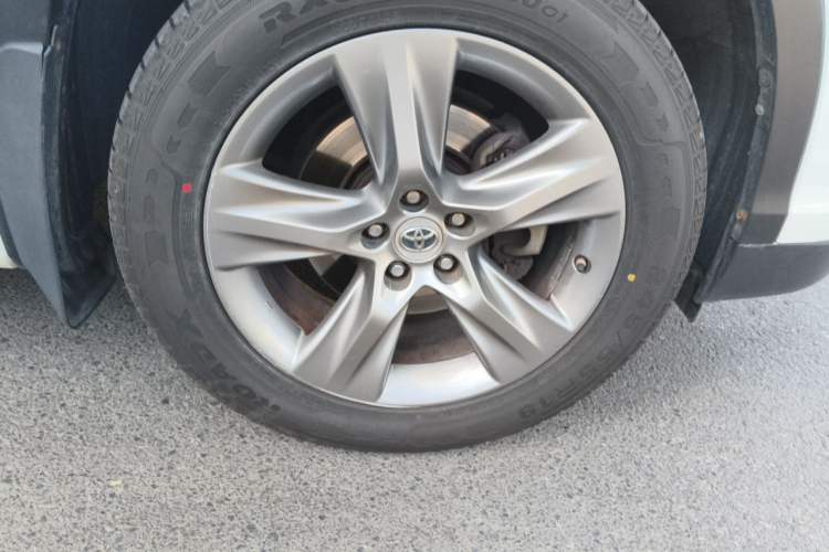 Used Toyota Highlander 2015 2.0T Four-Wheel Drive Luxury Edition 7-Seater Right Front Wheel Hub