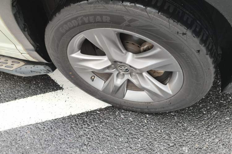 Used Toyota Highlander 2015 2.0T Four-Wheel Drive Luxury Edition 7-Seater Right Front Wheel Hub