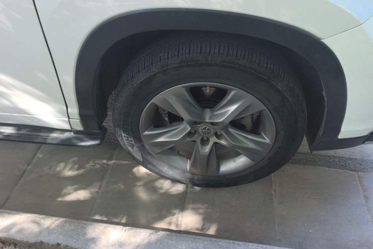 Used Toyota Highlander 2015 2.0T Four-Wheel Drive Luxury Edition 7-Seater Right Front Wheel Hub