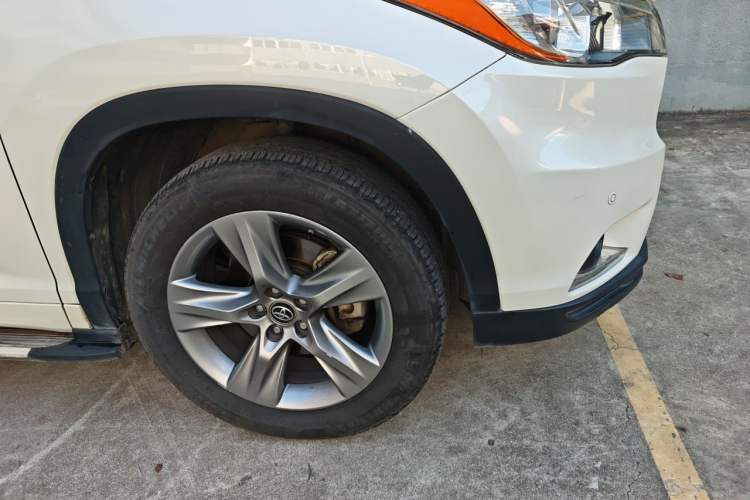 Used Toyota Highlander 2015 2.0T Two-Wheel Drive Luxury Edition 7 Seats Right Front Wheel Hub