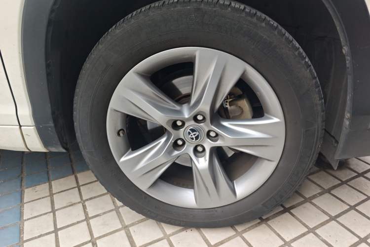 Used Toyota Highlander 2015 2.0T Four-Wheel Drive Luxury Edition 7-Seater Right Front Wheel Hub
