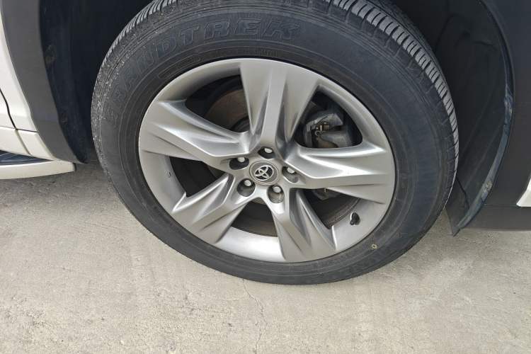 Used Toyota Highlander 2015 2.0T Four-Wheel Drive Ultimate Edition 7-Seater Right Front Wheel Hub