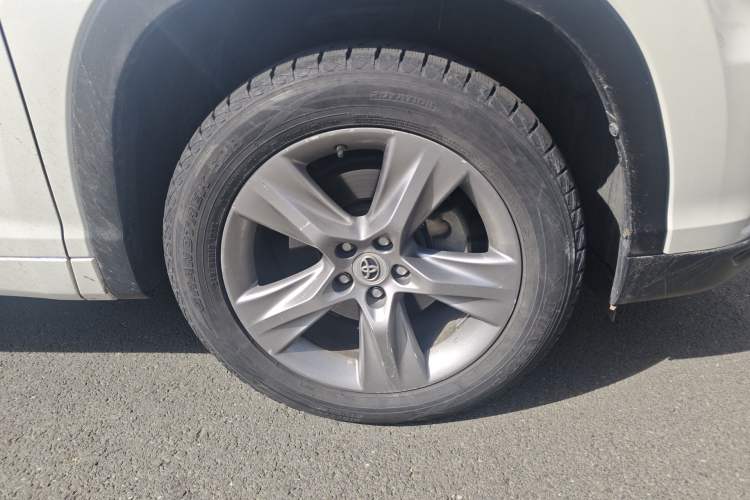 Used Toyota Highlander 2015 2.0T Four-Wheel Drive Luxury Edition 7-Seater Right Front Wheel Hub