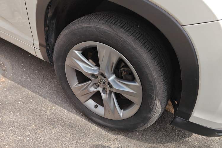 Used Toyota Highlander 2015 2.0T Four-Wheel Drive Luxury Edition 7-Seater Right Front Wheel Hub