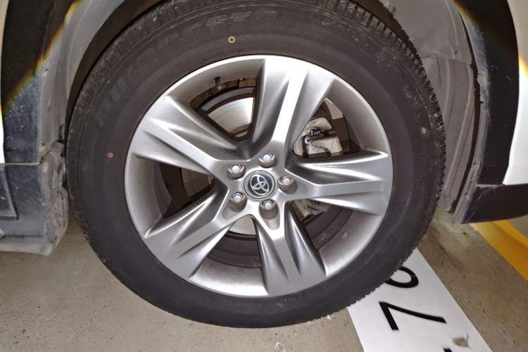 Used Toyota Highlander 2015 2.0T Four-Wheel Drive Luxury Edition 7-Seater Right Front Wheel Hub