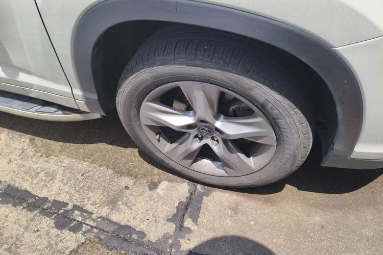 Used Toyota Highlander 2015 2.0T Two-Wheel Drive Luxury Edition 7 Seats Right Front Wheel Hub