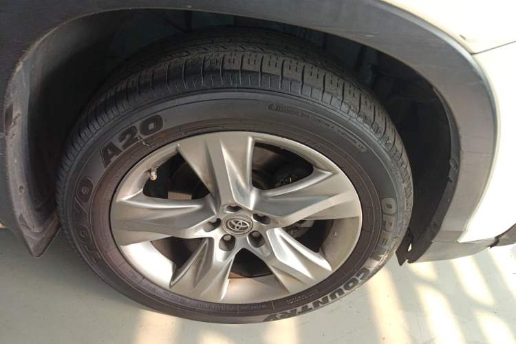 Used Toyota Highlander 2015 2.0T Four-Wheel Drive Luxury Edition 7-Seater Right Front Wheel Hub