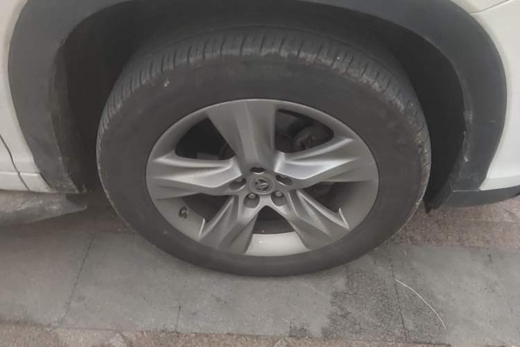Used Toyota Highlander 2015 2.0T Four-Wheel Drive Luxury Edition 7-Seater Right Front Wheel Hub
