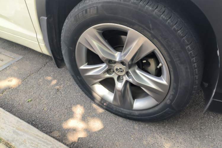 Used Toyota Highlander 2015 2.0T Four-Wheel Drive Luxury Edition 7-Seater Right Front Wheel Hub