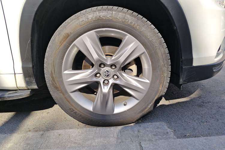 Used Toyota Highlander 2015 2.0T Four-Wheel Drive Ultimate Edition 7-Seater Right Front Wheel Hub