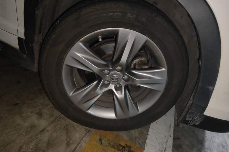Used Toyota Highlander 2015 2.0T Four-Wheel Drive Luxury Edition 7-Seater Right Front Wheel Hub