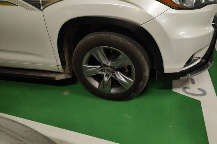 Used Toyota Highlander 2015 2.0T Four-Wheel Drive Luxury Edition 7-Seater Right Front Wheel Hub