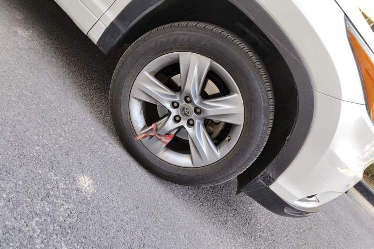 Used Toyota Highlander 2015 2.0T Four-Wheel Drive Luxury Edition 7-Seater Right Front Wheel Hub