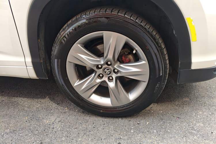 Used Toyota Highlander 2015 2.0T Four-Wheel Drive Luxury Edition 7-Seater Right Front Wheel Hub