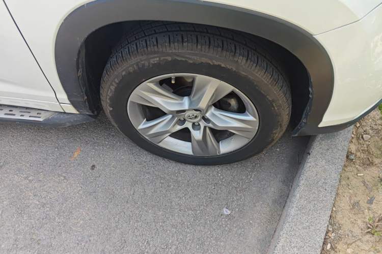 Used Toyota Highlander 2015 2.0T Four-Wheel Drive Luxury Edition 7-Seater Right Front Wheel Hub
