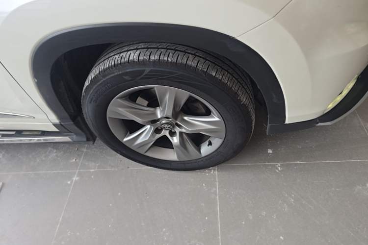 Used Toyota Highlander 2015 2.0T Two-Wheel Drive Luxury Edition 7 Seats Right Front Wheel Hub