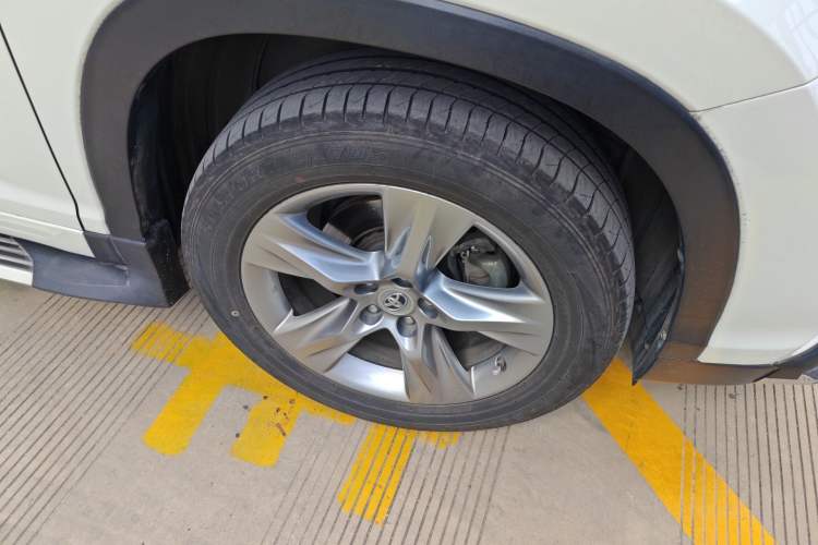 Used Toyota Highlander 2015 2.0T Four-Wheel Drive Luxury Edition 7-Seater Right Front Wheel Hub
