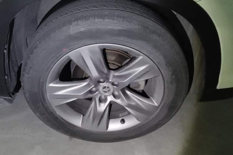 Used Toyota Highlander 2015 2.0T Four-Wheel Drive Luxury Edition 7-Seater Right Front Wheel Hub