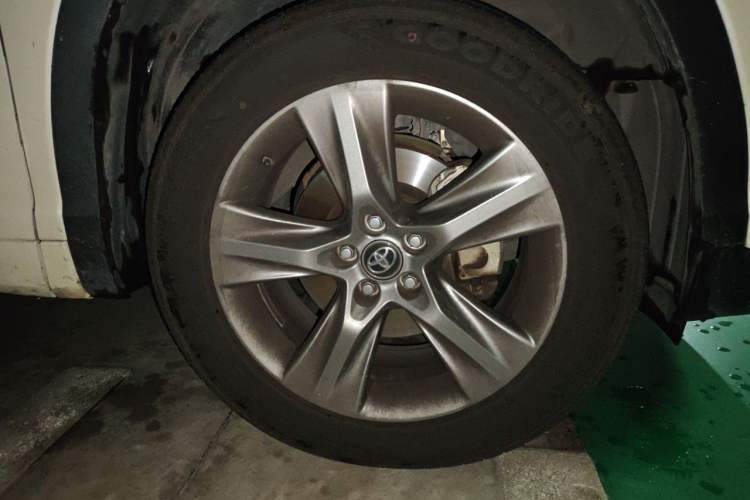 Used Toyota Highlander 2015 2.0T Four-Wheel Drive Ultimate Edition 7-Seater Right Front Wheel Hub