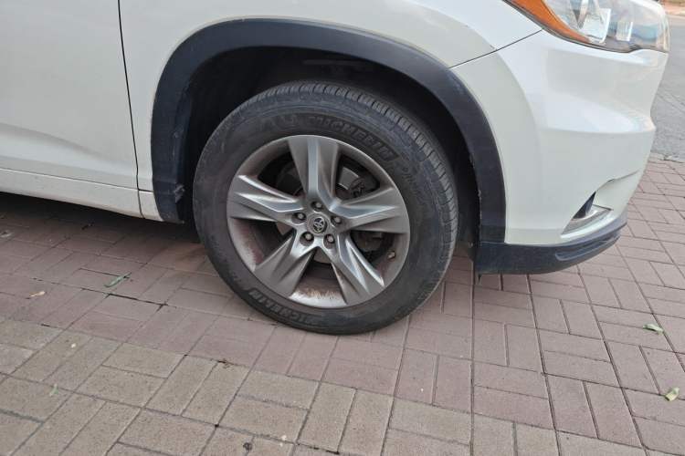 Used Toyota Highlander 2015 2.0T Four-Wheel Drive Luxury Edition 7-Seater Right Front Wheel Hub