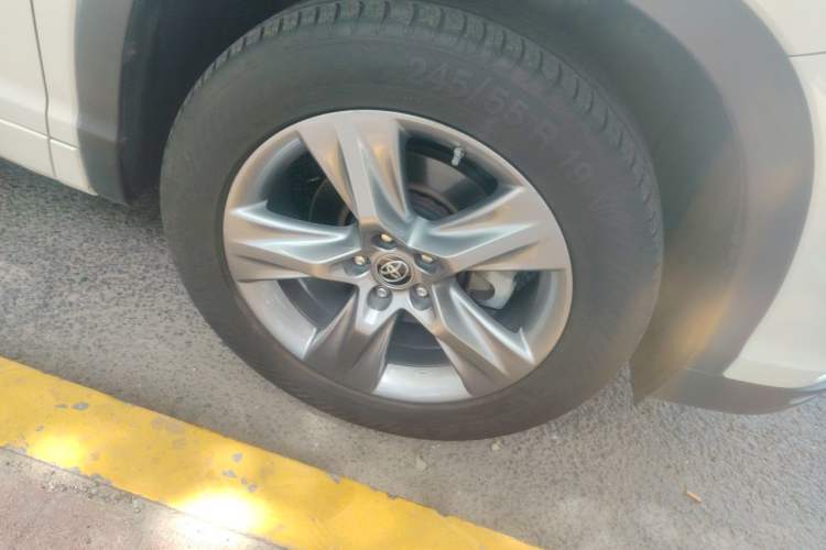 Used Toyota Highlander 2015 2.0T Four-Wheel Drive Luxury Edition 7-Seater Right Front Wheel Hub