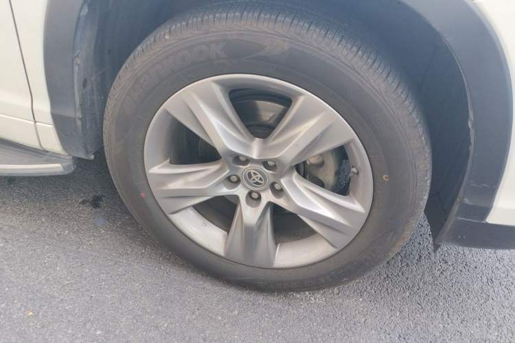 Used Toyota Highlander 2015 2.0T Four-Wheel Drive Ultimate Edition 7-Seater Right Front Wheel Hub