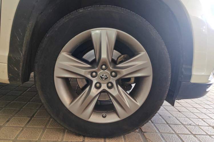Used Toyota Highlander 2015 2.0T Four-Wheel Drive Luxury Edition 7-Seater Right Front Wheel Hub