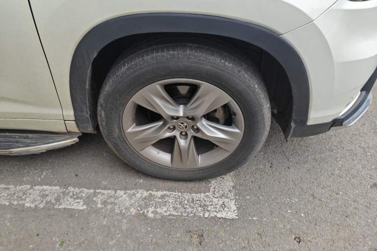 Used Toyota Highlander 2015 2.0T Four-Wheel Drive Luxury Edition 7-Seater Right Front Wheel Hub