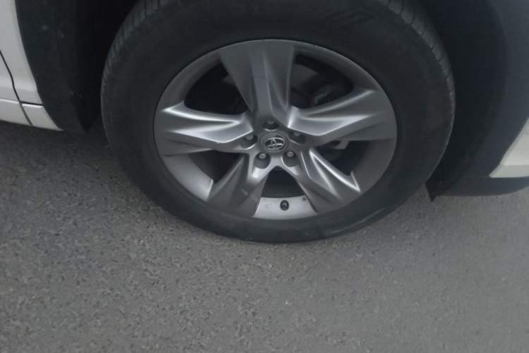 Used Toyota Highlander 2015 2.0T Four-Wheel Drive Luxury Edition 7-Seater Right Front Wheel Hub