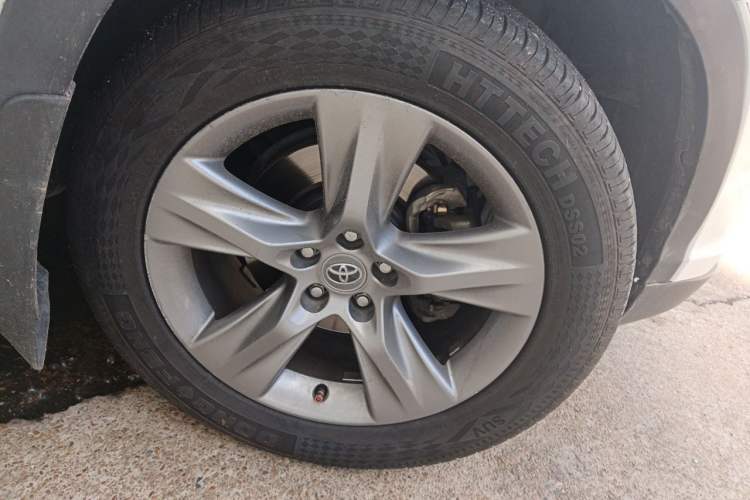Used Toyota Highlander 2015 2.0T Four-Wheel Drive Luxury Edition 7-Seater Right Front Wheel Hub
