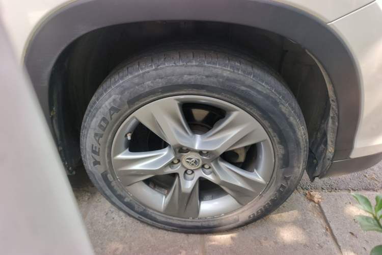 Used Toyota Highlander 2015 2.0T Four-Wheel Drive Luxury Edition 7-Seater Right Front Wheel Hub