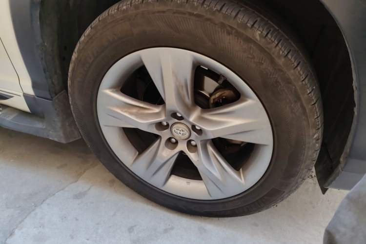 Used Toyota Highlander 2015 2.0T Four-Wheel Drive Luxury Edition 7-Seater Right Front Wheel Hub