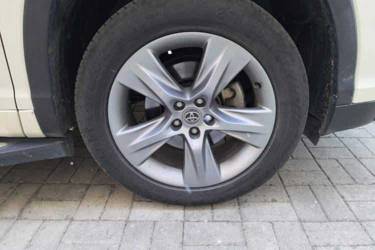 Used Toyota Highlander 2015 2.0T Four-Wheel Drive Luxury Edition 7-Seater Right Front Wheel Hub