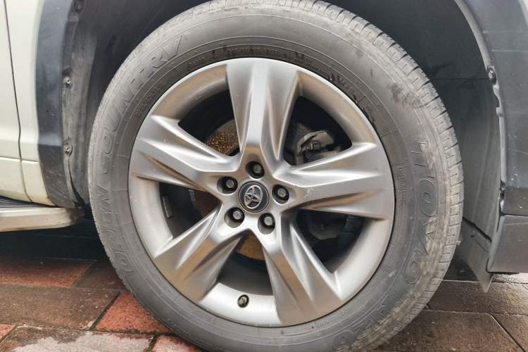 Used Toyota Highlander 2015 2.0T Four-Wheel Drive Luxury Edition 7-Seater Right Front Wheel Hub
